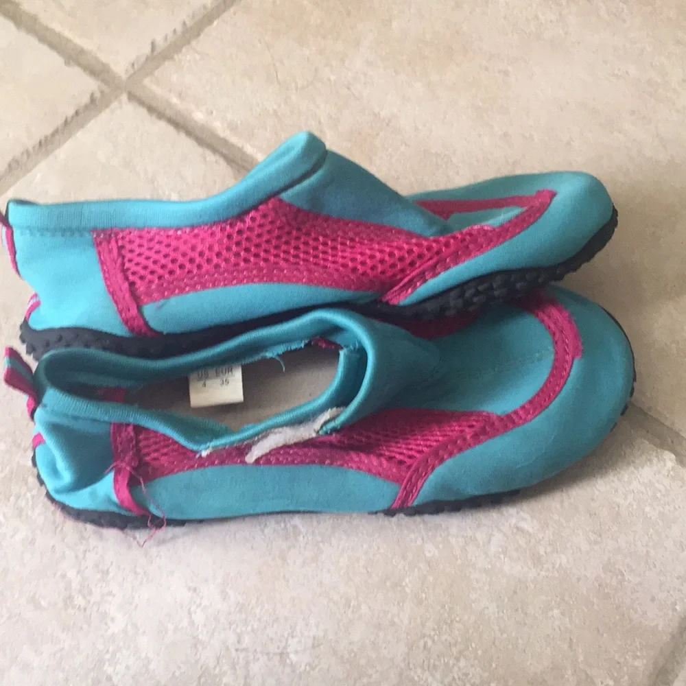 Fresko Water Shoes Size 4 Teal & Pink